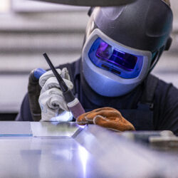 Mitarbeiter bei der Schweißarbeit